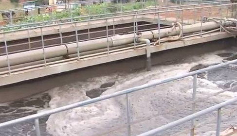 （圖：好氧池污水泡沫現(xiàn)場）