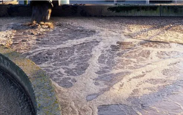 （圖：生化水處理泡沫問題）