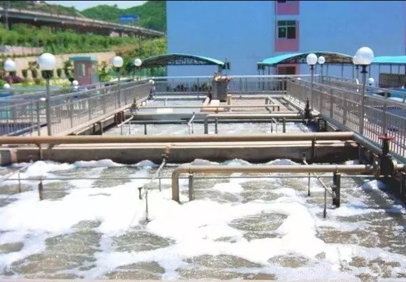 （圖：污水曝氣池產(chǎn)生大量泡沫）