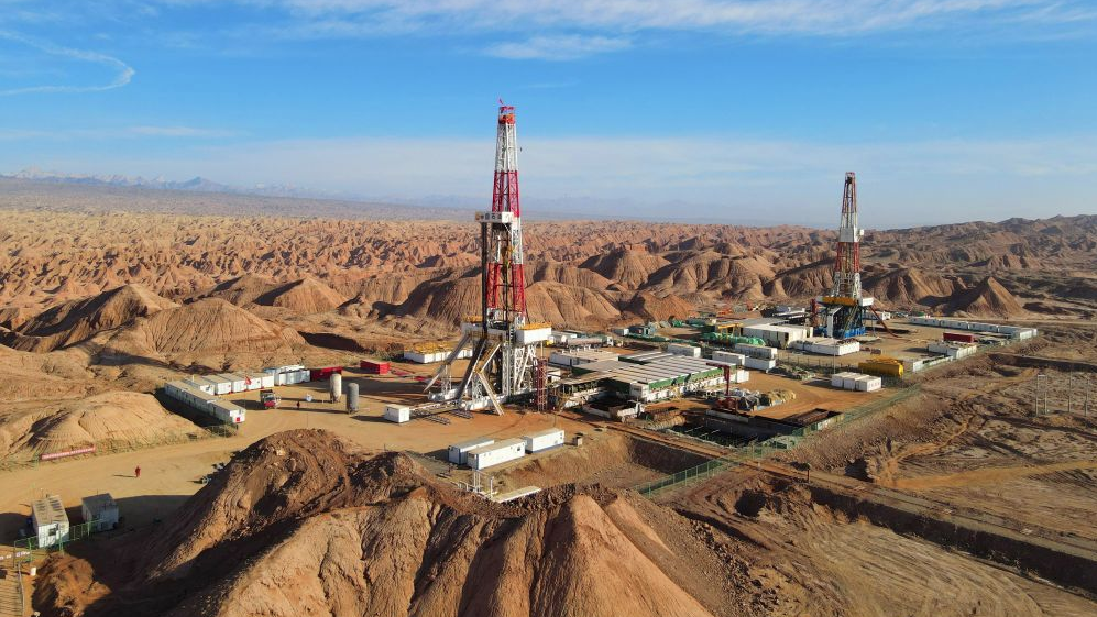 （圖：油田鉆井現(xiàn)場(chǎng)工藝）