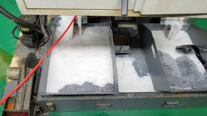 （圖：切削液消泡劑析出）