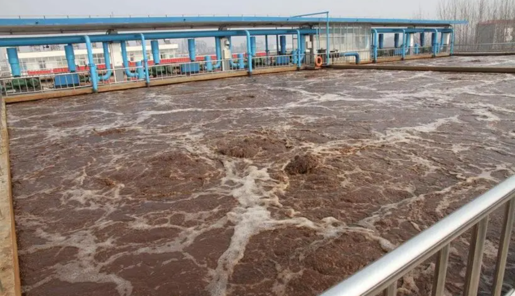 （圖：造紙廢水起泡現(xiàn)場(chǎng)）